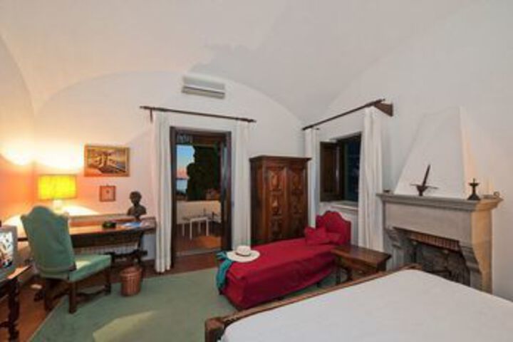 Room 10 of 32