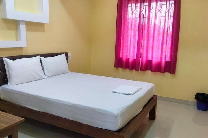 Room 4 of 8