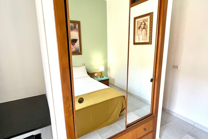 Room 3 of 32