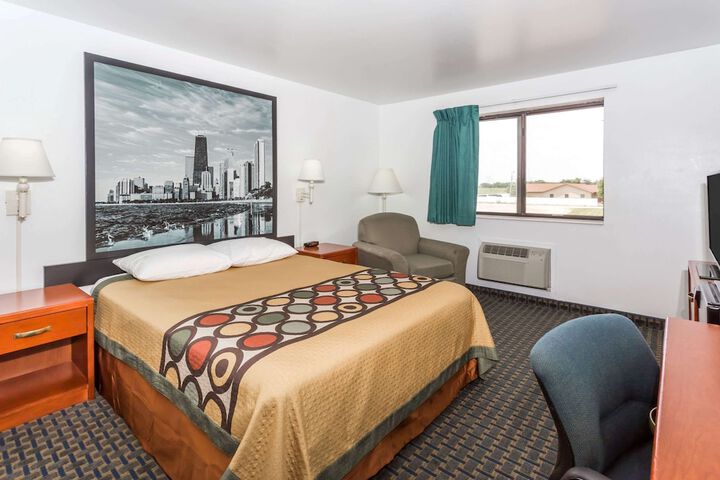 1 Queen Bed (7 of 13)