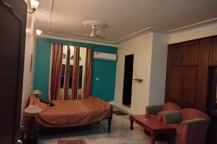 Room 4 of 13