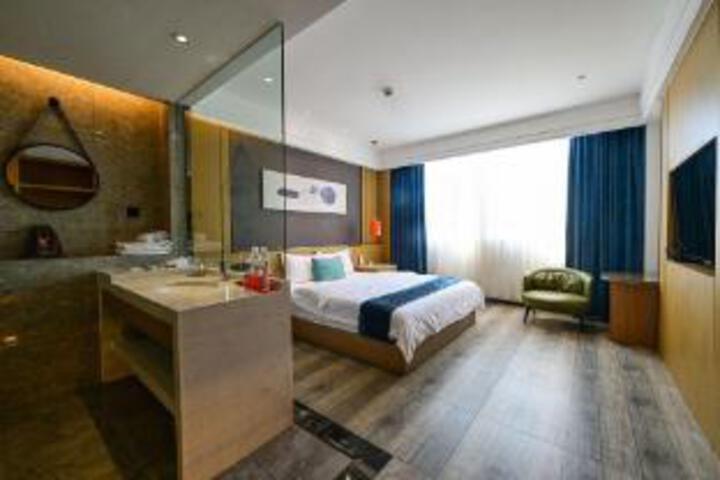 Room 8 of 10