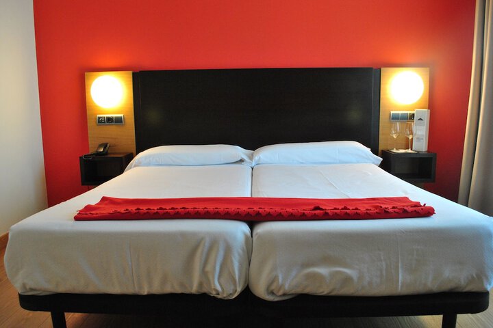 Room 15 of 168
