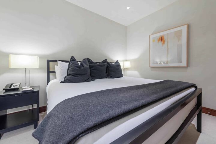 Room 32 of 158