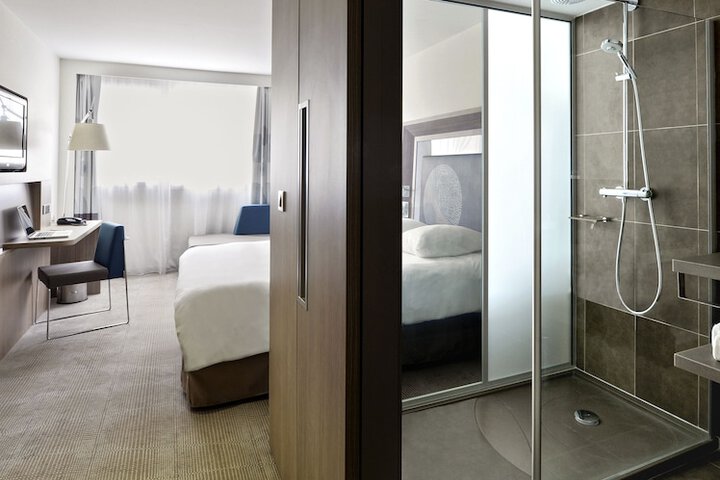 Room 10 of 98