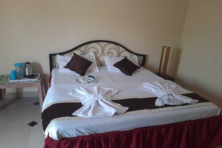 Room 5 of 9