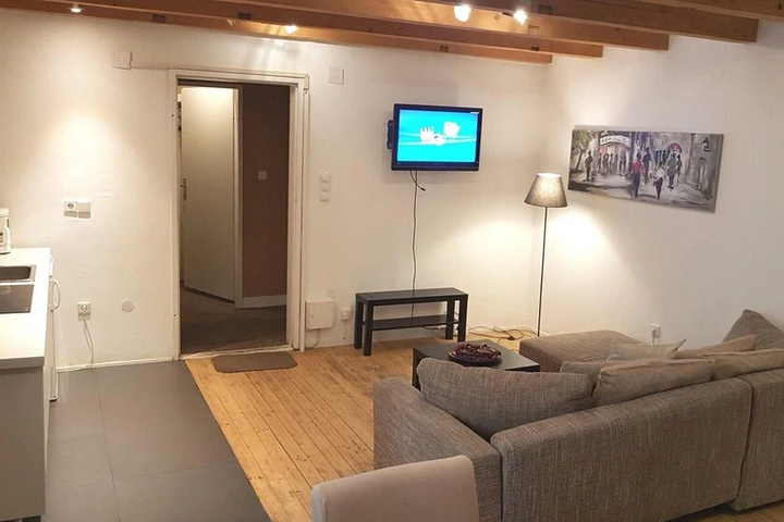 Room 10 of 16