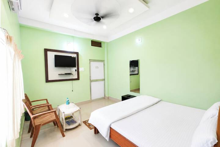 Room 9 of 16