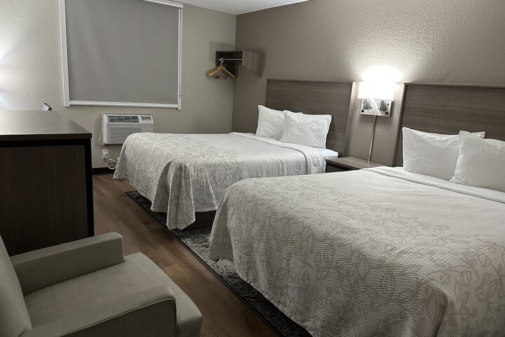 Deluxe 2 Queen Beds (3 of 8)