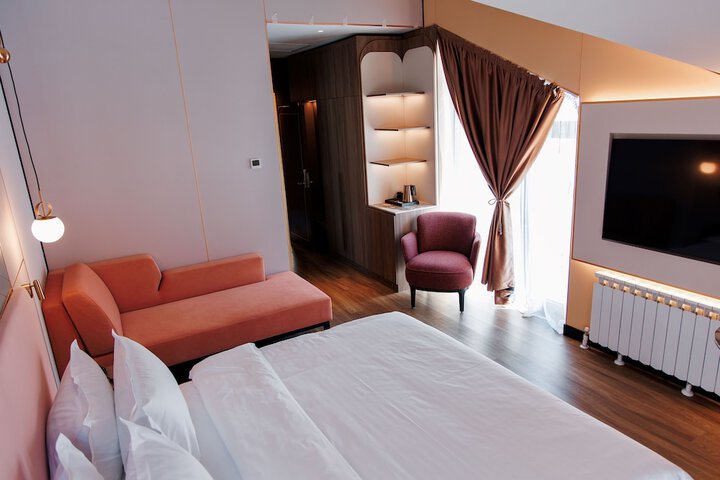 Room 10 of 76