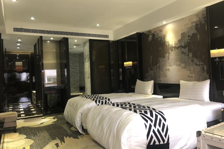 Room 13 of 38
