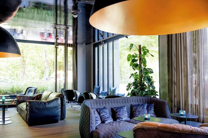 Lounge 17 of 23