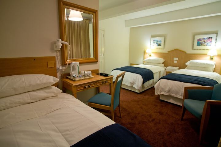 Room 4 of 8