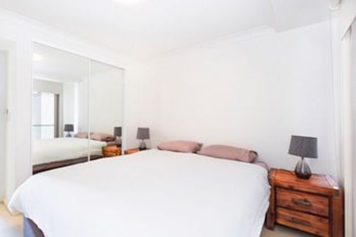Room 4 of 8