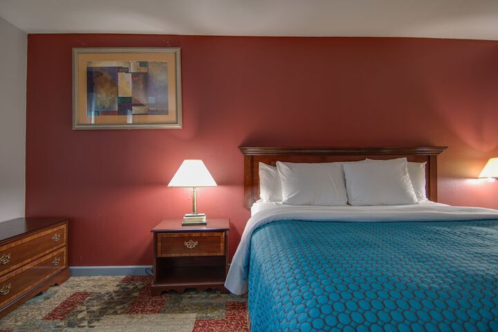 1 King Bed (8 of 9)