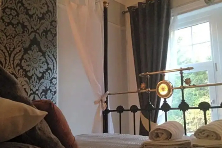 Room 4 of 6
