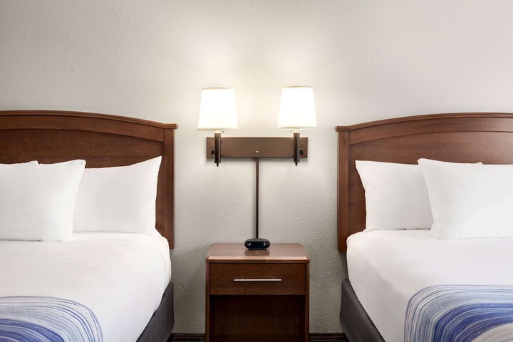 2 Double Beds Mobility Accessible (3 of 6)