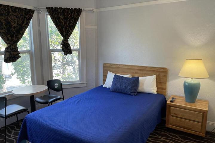 Single Room 1 Double Bed Shared Bathroom (7 of 19)