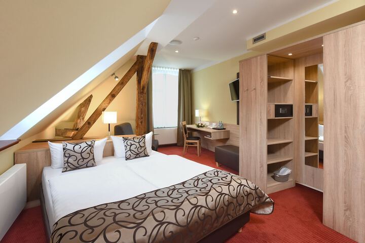 Room 6 of 33