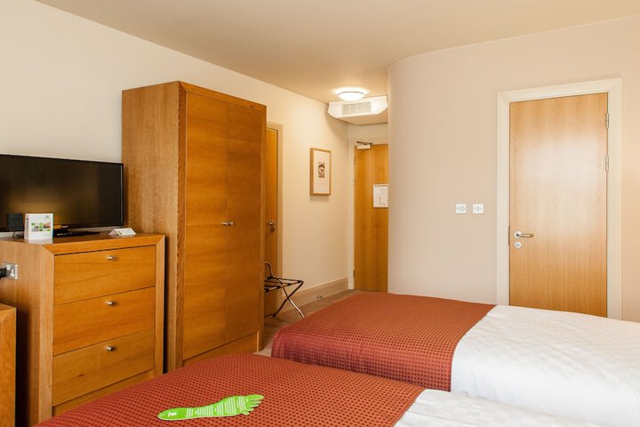 Room 8 of 33