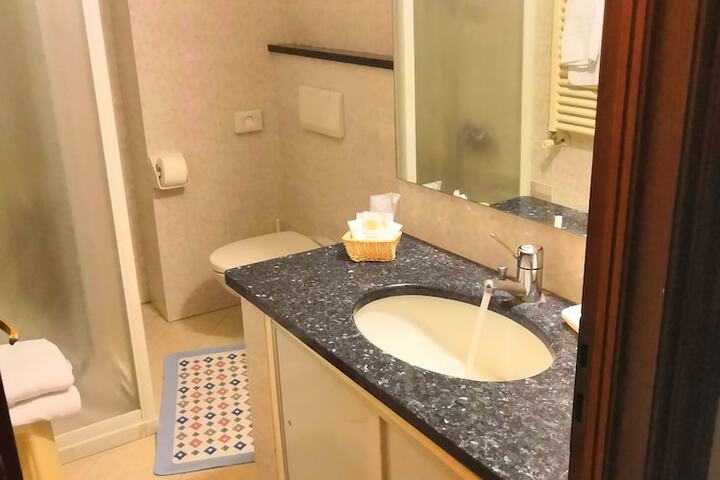 Room 16 of 28