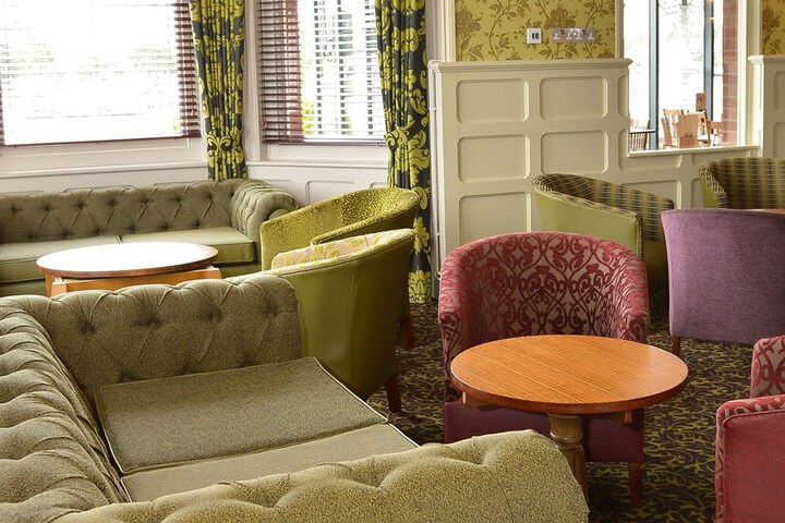 Lounge 42 of 51