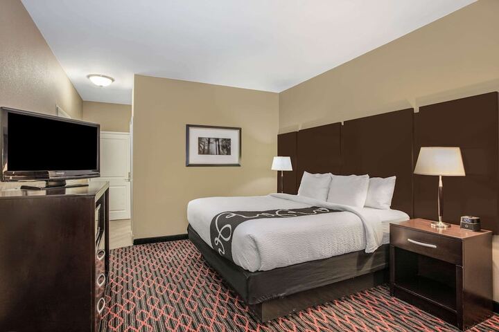 1 King Bed (2 of 13)