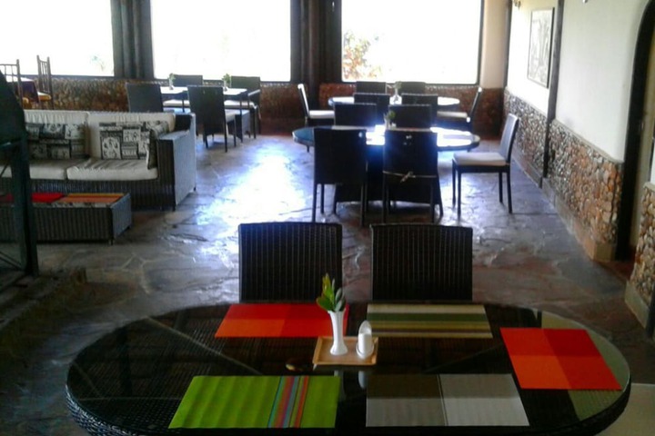 Dining 4 of 15