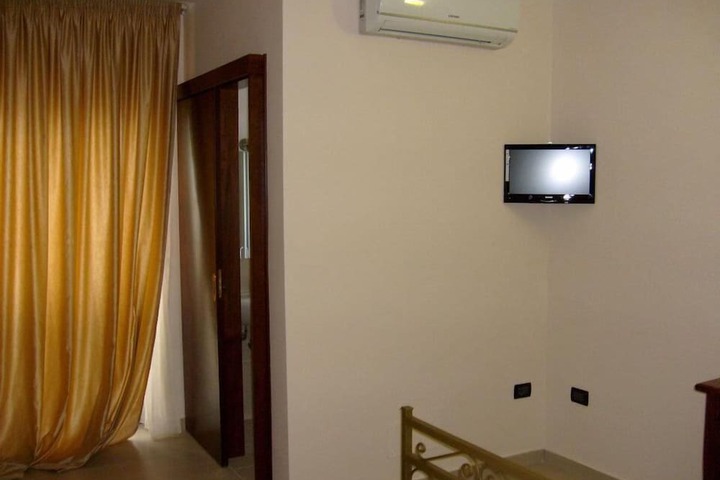 Room 6 of 27