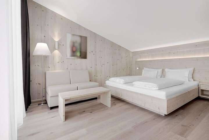 Room 9 of 48
