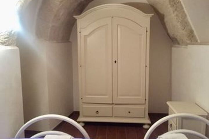 Room 32 of 100