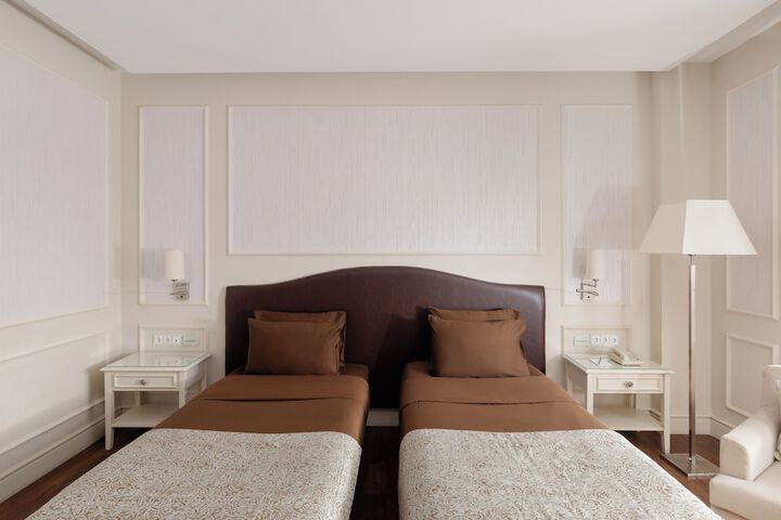 Room 12 of 140