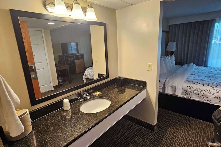 1 King Bed (5 of 5)