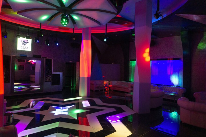 Lounge 10 of 12