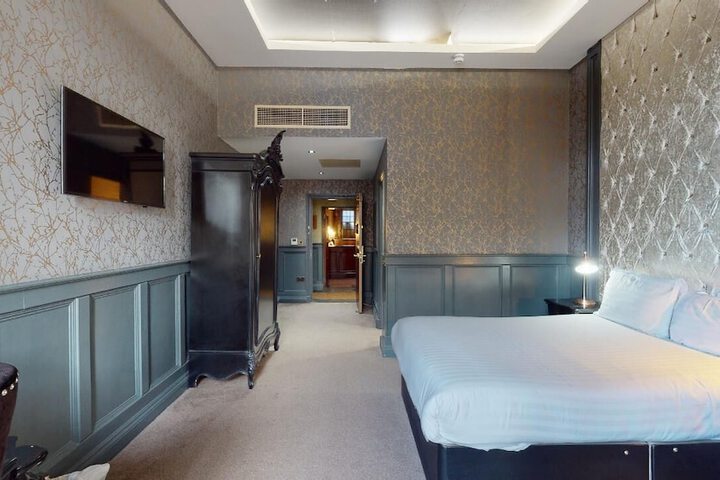 Room 14 of 36