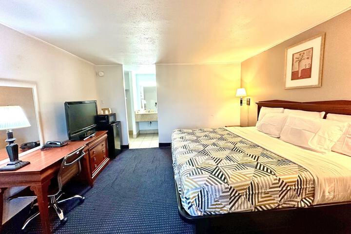 Single King Bed (2 of 4)