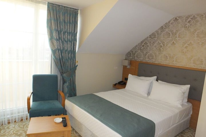 Room 2 of 62