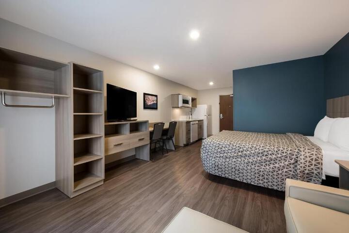 Suite Accessible Queen Size Bed (2 of 3)