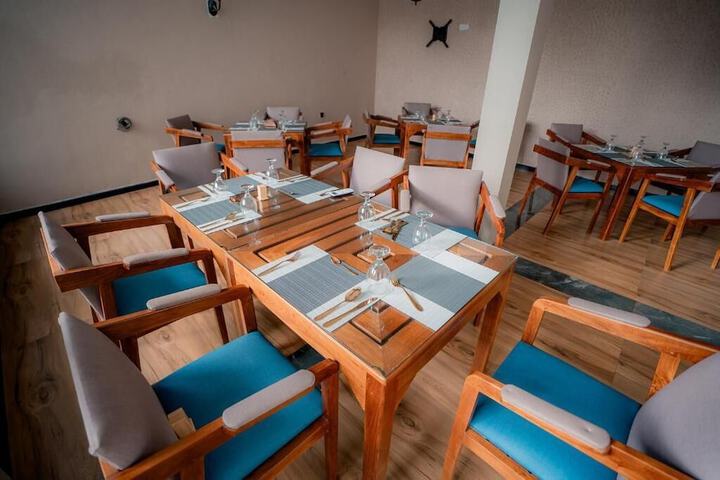 Dining 16 of 18
