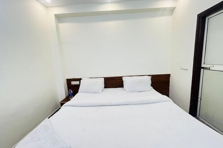 Room 4 of 9