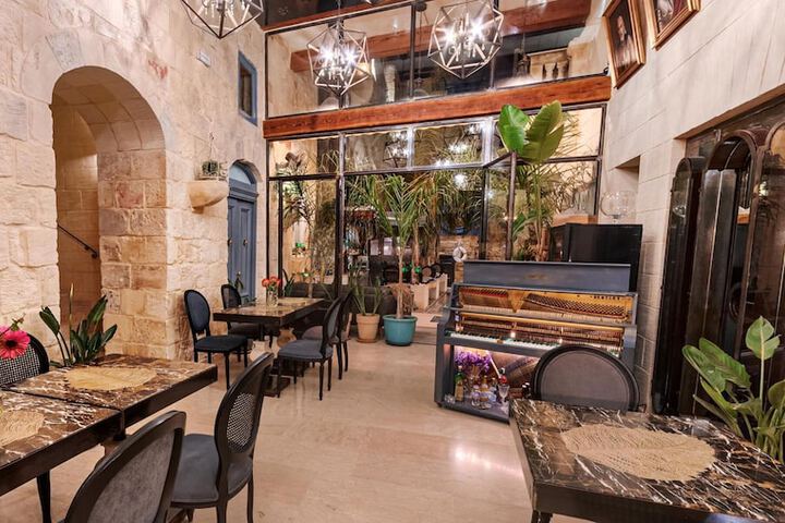 Lobby lounge
