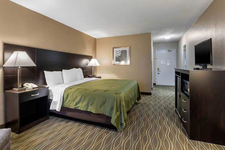 1 Queen Bed (5 of 18)