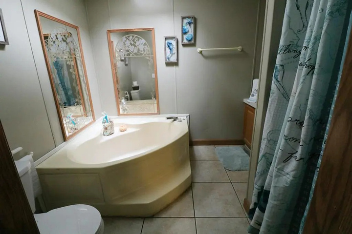 Room 6 of 6