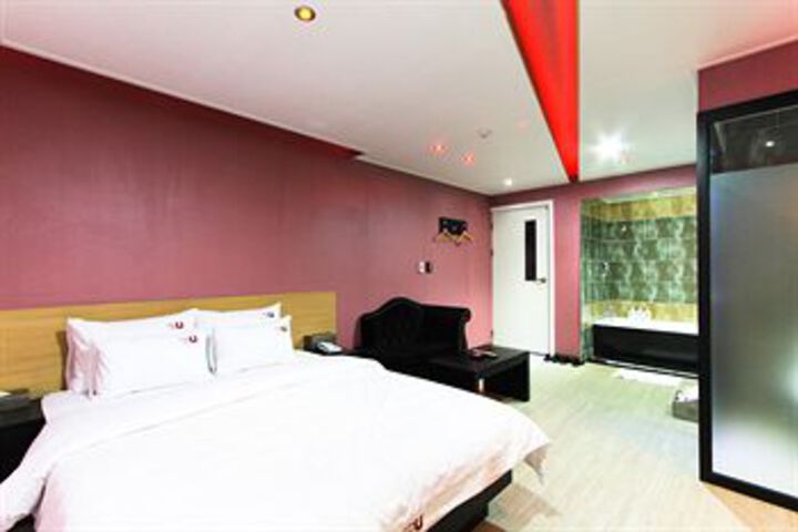 Room 11 of 22