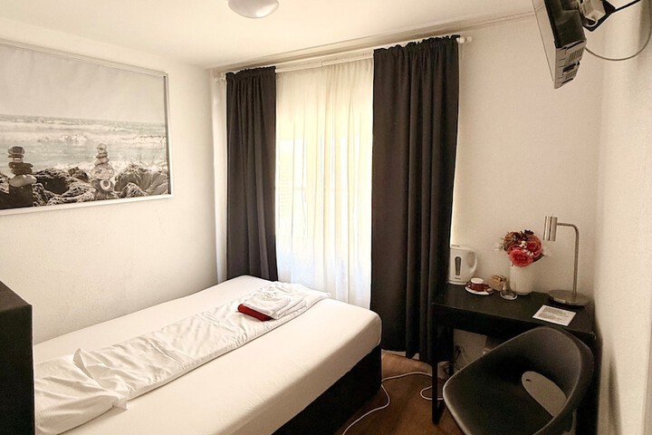 Room 4 of 16