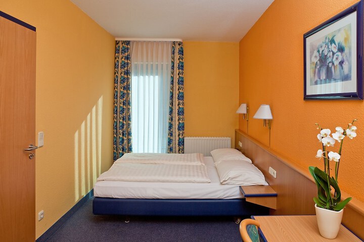 Room 7 of 38