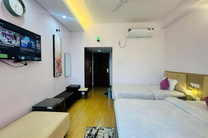 Room 10 of 16
