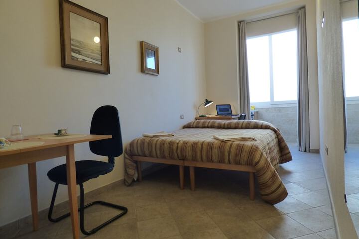 Room 4 of 32