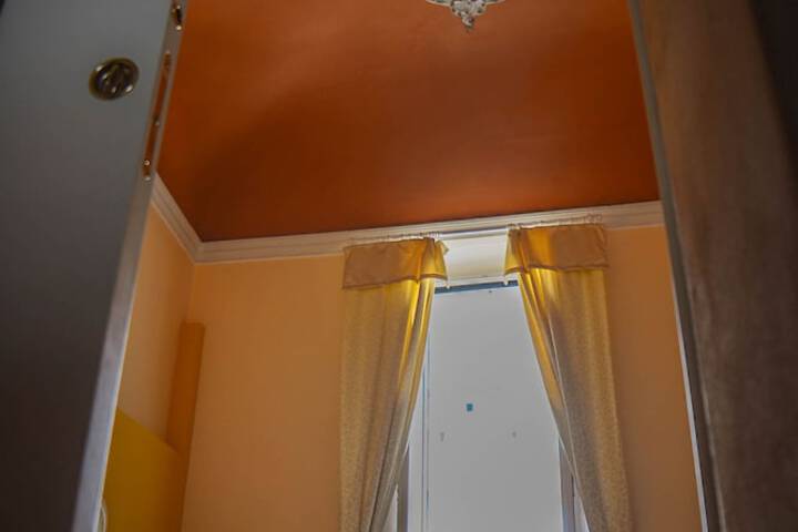 Room 6 of 30