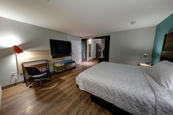 1 King Bed (8 of 10)